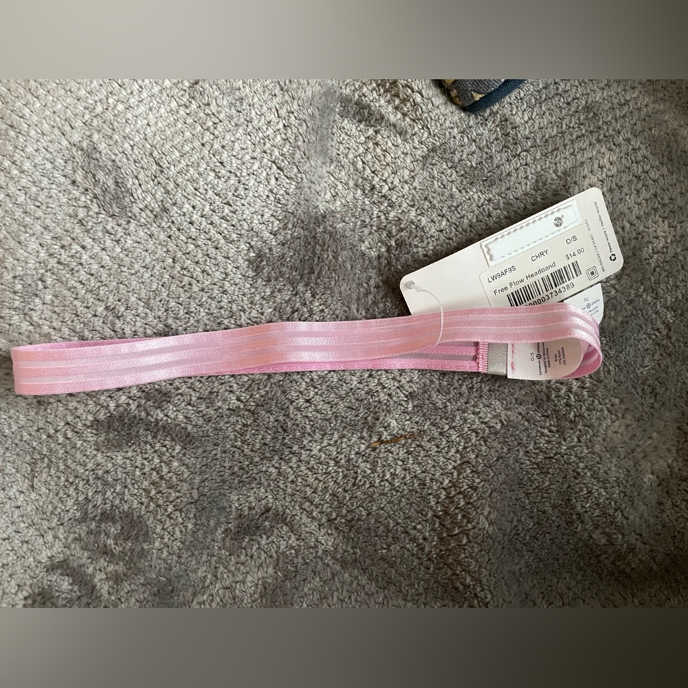 Lululemon skinny headband with grips on the inside